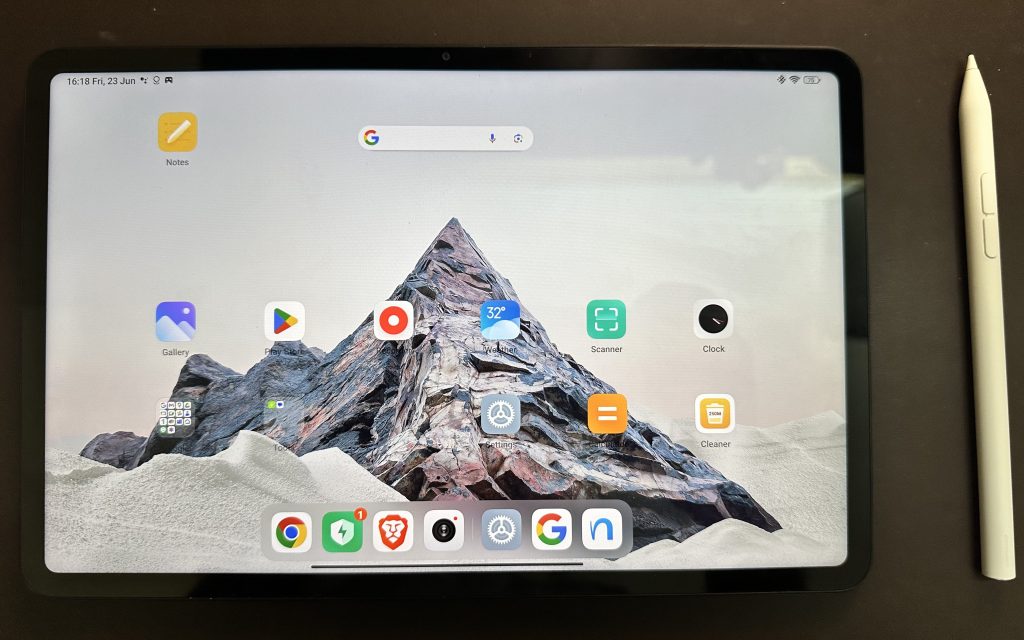 Front view of the Pad 6 tablet showing home screen, placed next to a Smart Pen 2