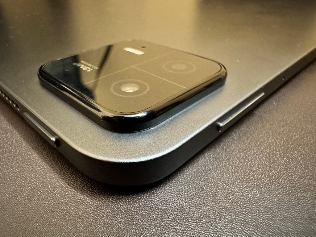 Camera shot of Camera module and buttons of Pad 6